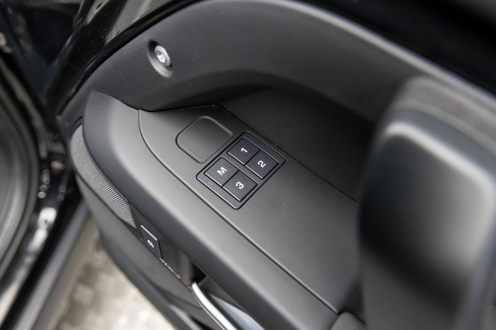 2025 Land Rover Defender S