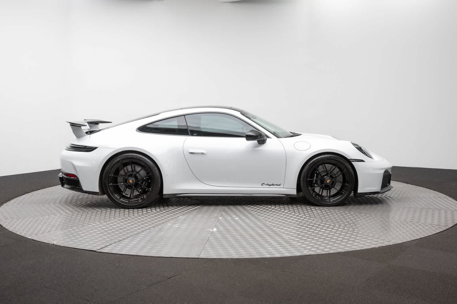 2025 Porsche 911 Carrera 4 GTS